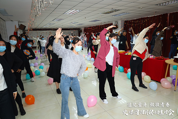 “追憶童年·致敬青春”火爆網4月懷舊生日會圓滿舉辦 “追憶童年·致敬青春”火爆網4月懷舊生日會圓滿舉辦