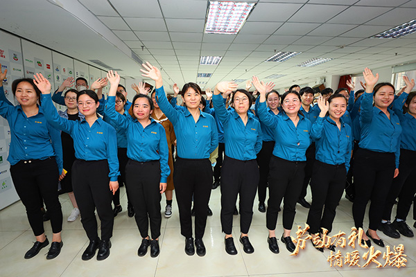 勞動有禮,情暖火爆!火爆網為員工派送五一勞動節(jié)福利 勞動有禮,情暖火爆!火爆網為員工派送五一勞動節(jié)福利